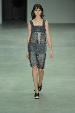 model, calvin klein koleksiyonu moda defilesi