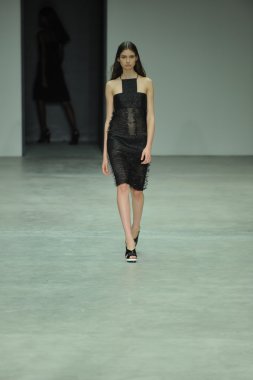 model, calvin klein koleksiyonu moda defilesi