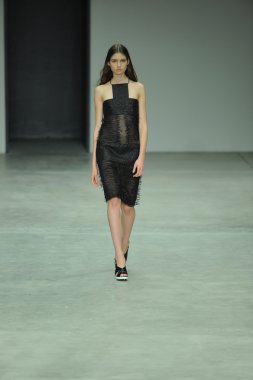 model, calvin klein koleksiyonu moda defilesi