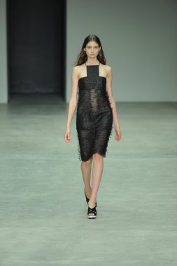 model, calvin klein koleksiyonu moda defilesi