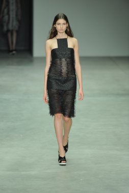 model, calvin klein koleksiyonu moda defilesi