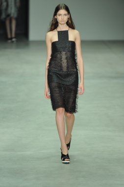 model, calvin klein koleksiyonu moda defilesi