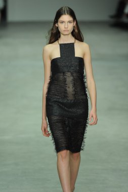 model, calvin klein koleksiyonu moda defilesi