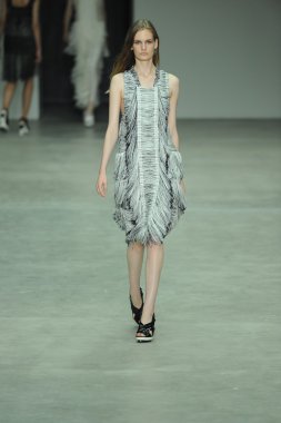 model, calvin klein koleksiyonu moda defilesi