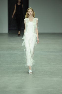 model, calvin klein koleksiyonu moda defilesi