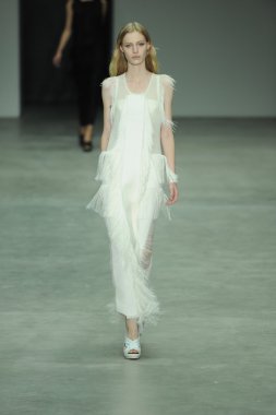 model, calvin klein koleksiyonu moda defilesi