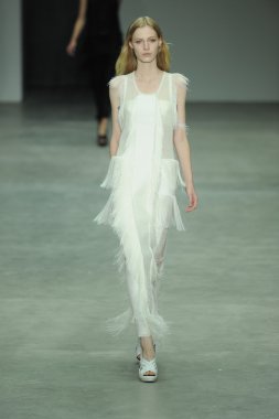 model, calvin klein koleksiyonu moda defilesi