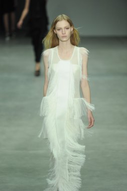 model, calvin klein koleksiyonu moda defilesi