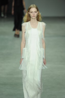 model, calvin klein koleksiyonu moda defilesi