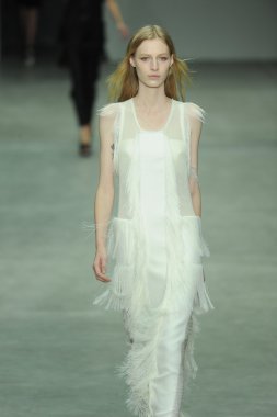 model, calvin klein koleksiyonu moda defilesi