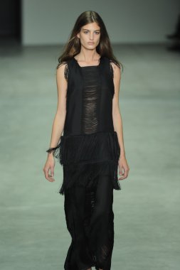 model, calvin klein koleksiyonu moda defilesi