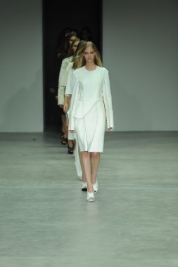 modele w calvin klein kolekcja pokaz mody