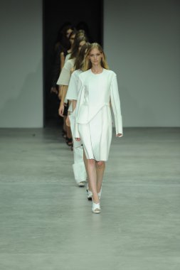 modele w calvin klein kolekcja pokaz mody