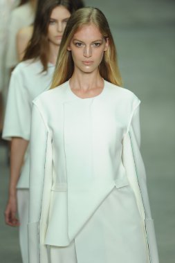 modele w calvin klein kolekcja pokaz mody