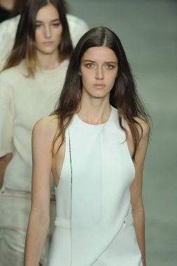 modele w calvin klein kolekcja pokaz mody