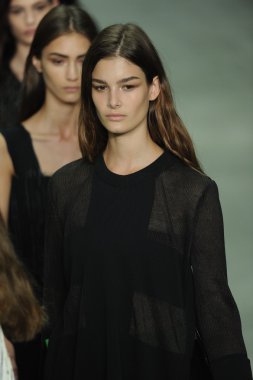 modele w calvin klein kolekcja pokaz mody