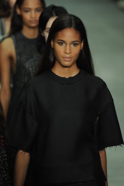 modele w calvin klein kolekcja pokaz mody