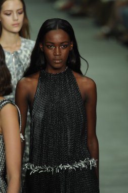 modele w calvin klein kolekcja pokaz mody