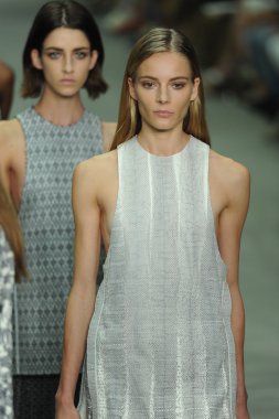 modele w calvin klein kolekcja pokaz mody