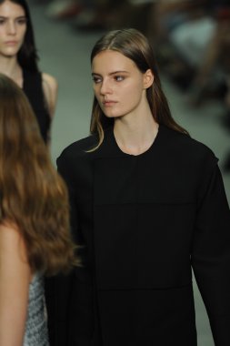 modele w calvin klein kolekcja pokaz mody