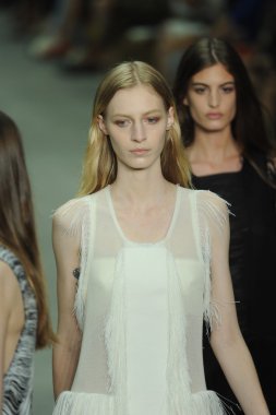 modele w calvin klein kolekcja pokaz mody