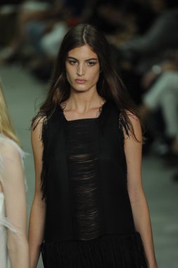 modele w calvin klein kolekcja pokaz mody