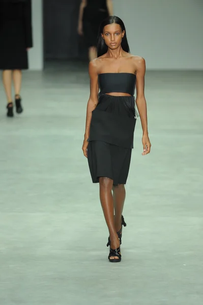 Model kolekcji Calvin Klein na pokazie mody — Zdjęcie stockowe