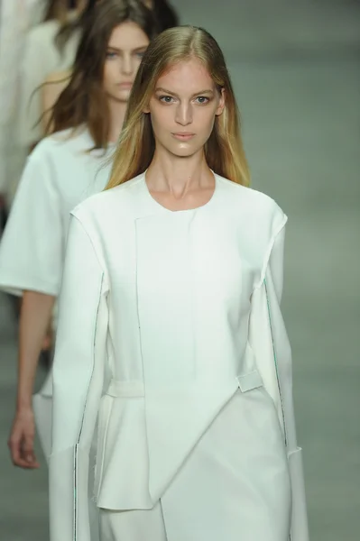 Modeller på Calvin Klein Collection moteshow – stockfoto