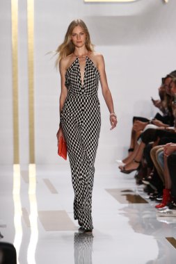 model diane von furstenberg moda sırasında göstermek