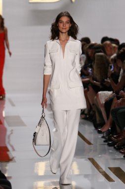 model diane von furstenberg moda sırasında göstermek