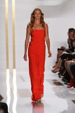 model diane von furstenberg moda sırasında göstermek