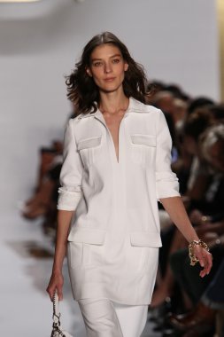 model diane von furstenberg moda sırasında göstermek