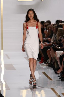model diane von furstenberg moda sırasında göstermek