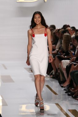 model diane von furstenberg moda sırasında göstermek