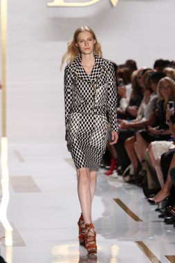 model diane von furstenberg moda sırasında göstermek