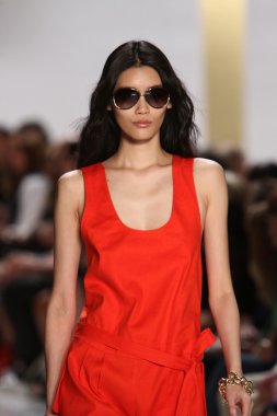 model diane von furstenberg moda sırasında göstermek