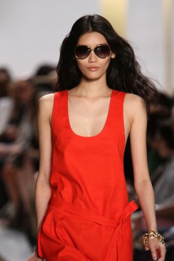 model diane von furstenberg moda sırasında göstermek