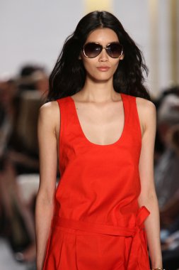 model diane von furstenberg moda sırasında göstermek