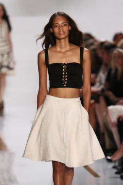 model diane von furstenberg moda sırasında göstermek