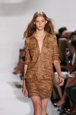 model diane von furstenberg moda sırasında göstermek