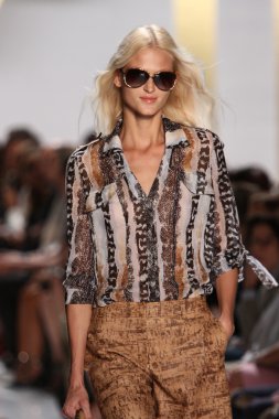 model diane von furstenberg moda sırasında göstermek