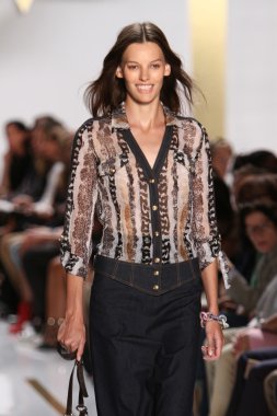 model diane von furstenberg moda sırasında göstermek