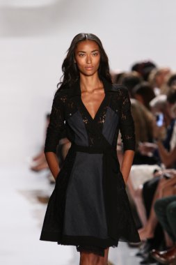 model diane von furstenberg moda sırasında göstermek