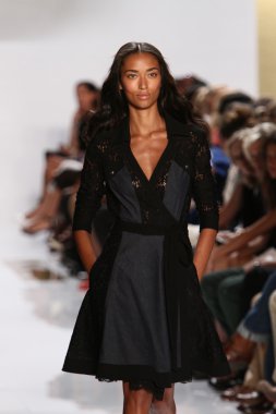model diane von furstenberg moda sırasında göstermek