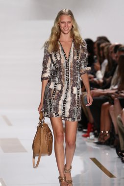 model diane von furstenberg moda sırasında göstermek