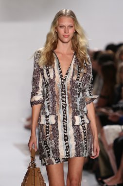 model diane von furstenberg moda sırasında göstermek