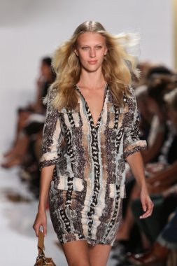 model diane von furstenberg moda sırasında göstermek