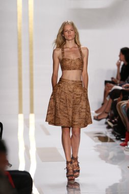 model diane von furstenberg moda sırasında göstermek