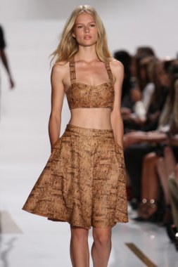 model diane von furstenberg moda sırasında göstermek