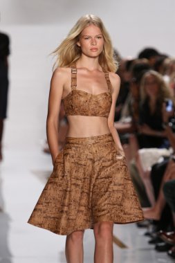 model diane von furstenberg moda sırasında göstermek